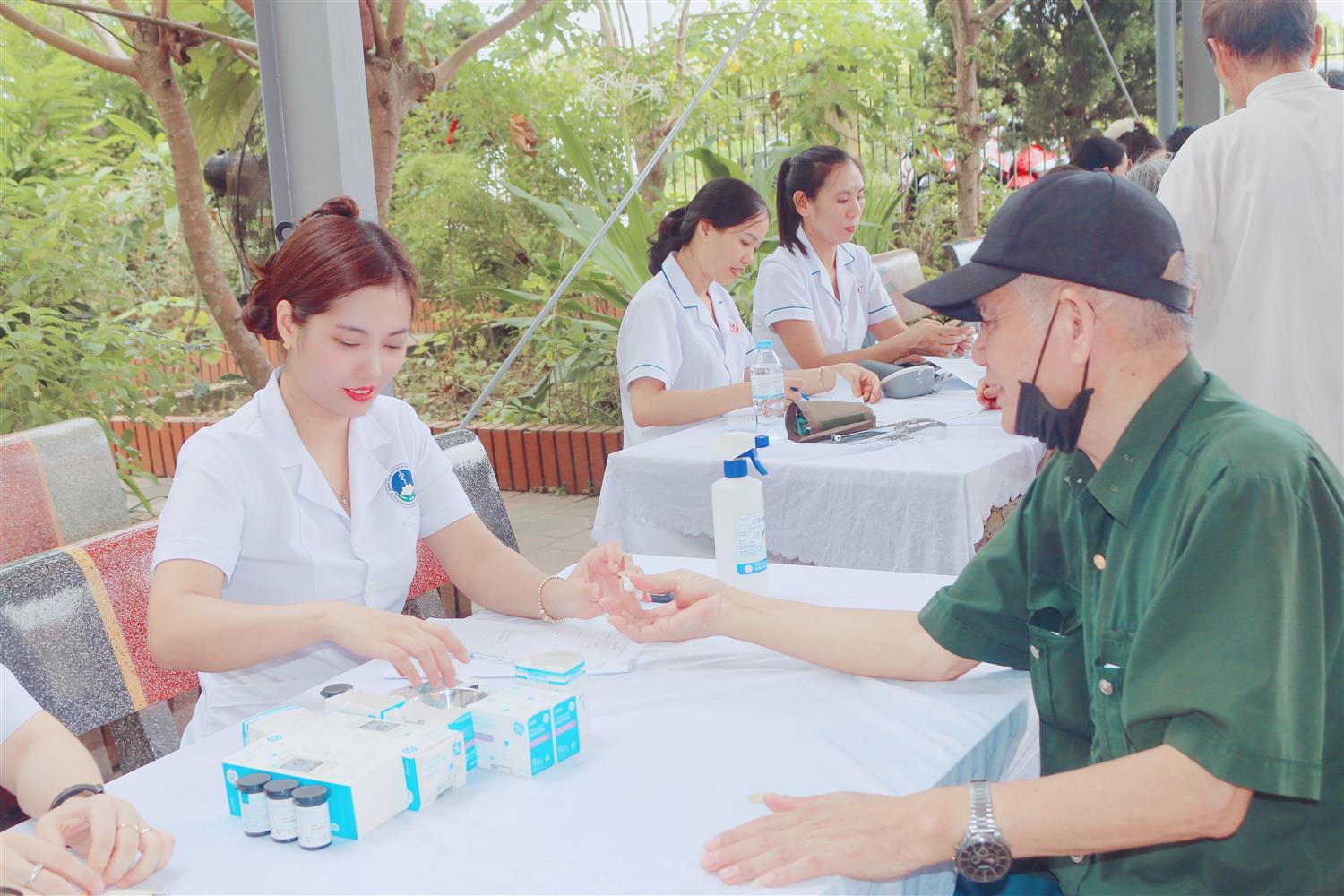 Bệnh Viện Đa Khoa Hải Dương khám sức khoẻ, tư vấn và cấp thuốc miễn phí hơn 200 đối tượng chính sách, người có công tại Xã Hà Đông Thành Phố Hải Phòng
